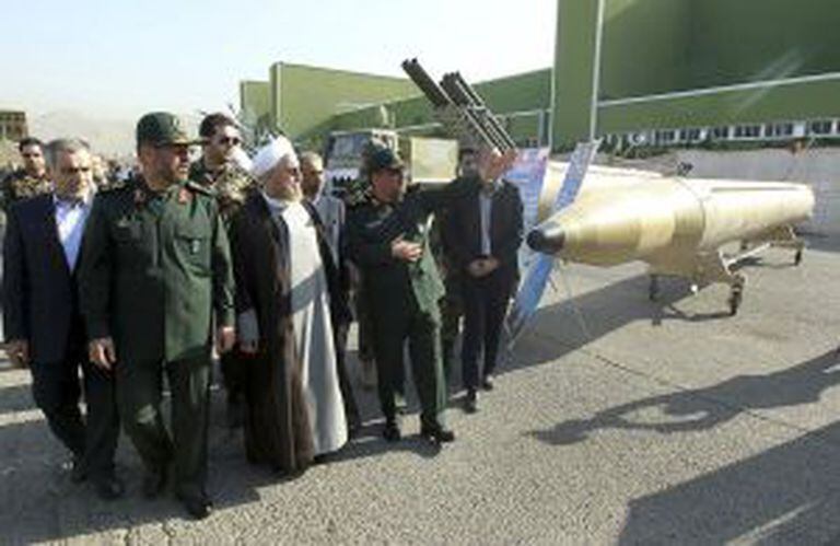 Hassan Rouhani, no centro, visita uma instalação militar em Teerã.