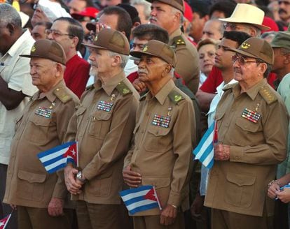 Raúl Castro (à direita) junto com vários comandantes cubanos, em julho de 2007, durante a celebração do aniversário do ataque ao quartel Moncada.