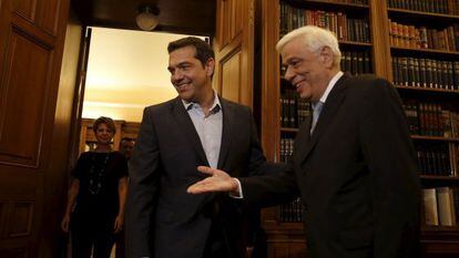 Alexis Tspiras (esquerda), recebido nesta quinta-feira pelo presidente grego, Prokopis Pavlopoulios, a quem apresentou sua demissão.