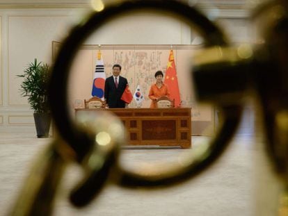 O dirigente chinês e sua colega sul-coreana, na residência presidencial.