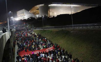 Membros do MTST durante protesto em 4 de junho próximo à Arena Corinthians.