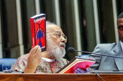 No Senado em 2005, Abdias Nascimento mostra seu livro "O Quilombismo".
