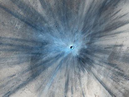 A nova cratera na superfície de Marte.