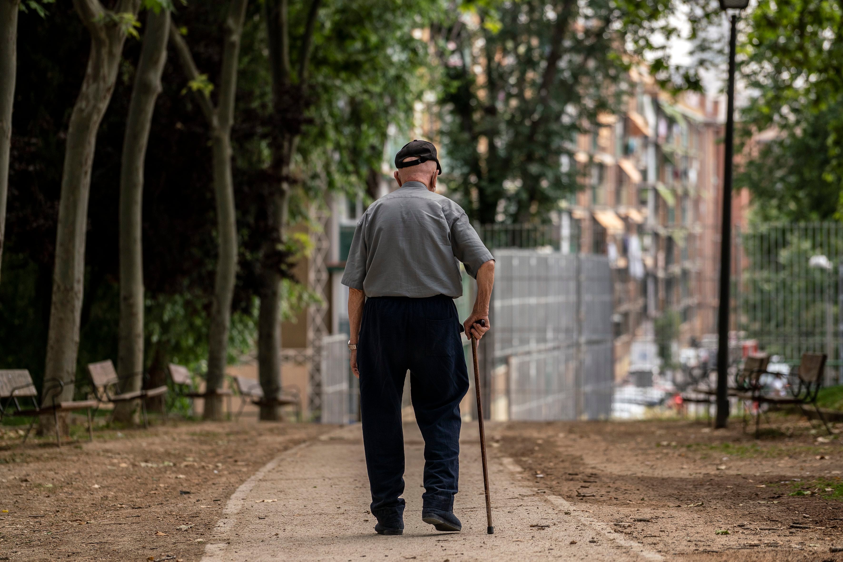 Idoso passeia pelo parque Caramuel, no bairro de Puerta del Ángel de Madri, em 3 de junho. 