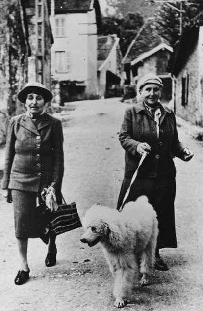 Gertrude Stein (à direita) com Alice B. Toklas passeando pelos campos franceses.