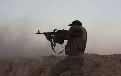 Um voluntário xiita em combate contra extremistas do EI em Tikrit, Iraque.