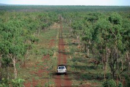 Um jipe atravessando a região de Kimberley, em pleno 'outback' australiano, através da Gibb River Road.