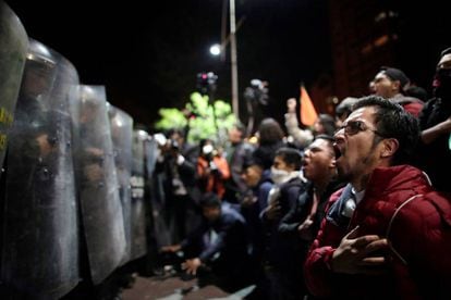 Simpatizantes do candidato opositor Carlos Mesa em frente a um cordão policial, ontem à noite em La Paz.