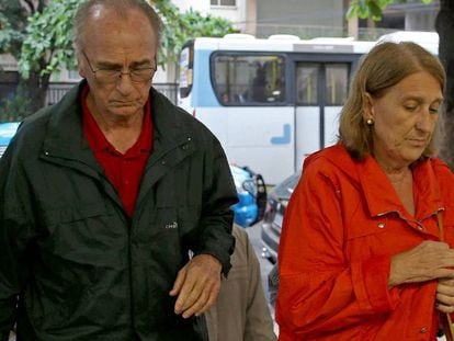 O irmão e a cunhada da turista espanhola María Esperanza Jiménez Ruiz, morta pela PM na Rocinha, chegam ao hospital Miguel Couto.