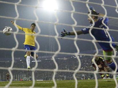 Firmino faz o segundo gol brasileiro conta a Venezuela.