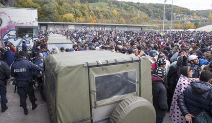 Refugiados em Spielfeld (Áustria), na fronteira com a Eslovênia.