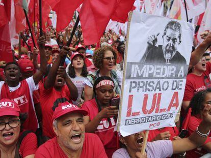 Manifestantes favor&aacute;veis a Lula protestam em S&atilde;o Paulo.