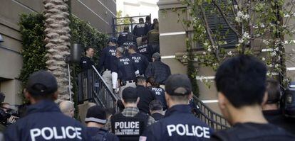 Agentes federais vasculham um complexo de apartamentos de luxo em Irvine, ao sul de Los Angeles.