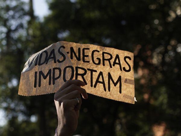 Os manifestantes se uniram à palavra de ordem, agora global: "vidas negras importam".