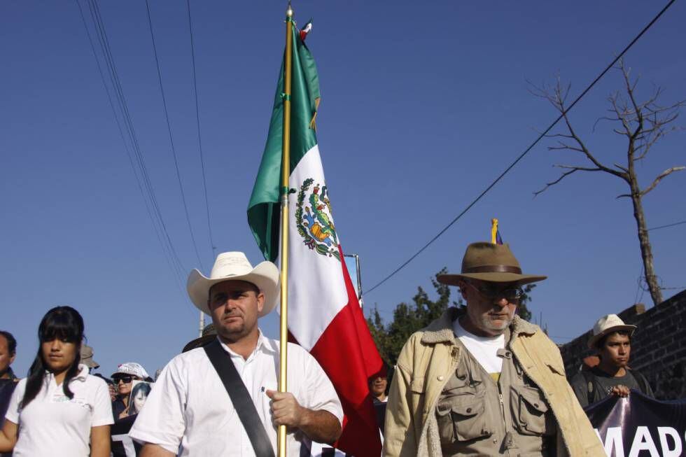 Julián LeBarón segura a bandeira do México na Caravana pela Paz de 2011.