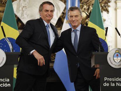 O presidente do Brasil, Jair Bolsonaro, com o seu homólogo argentino, Mauricio Macri, nesta quinta-feira em Buenos Aires.