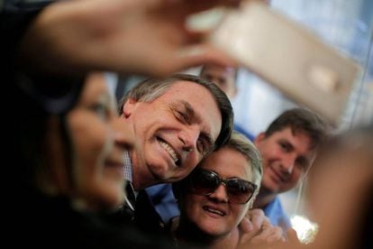 Candidato Jair Bolsonaro (PLS) tira selfie com apoiadora em Brasília. 
