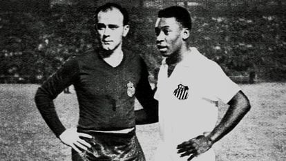 Di Stéfano e Pelé posam para foto no estádio Santiago Bernabéu.
