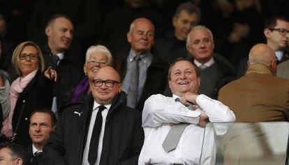 O proprietário do Newcastle, Mike Ashley (à direita), com o presidente do clube, Lê Charnley.