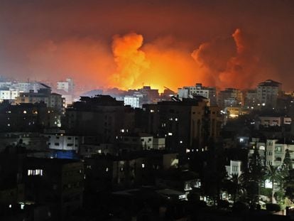 Bombardeios sobre a Faixa de Gaza na noite deste sábado, 16 de maio.