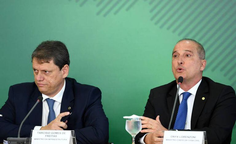 Ministro da Infraestrutura, Tarcísio Freitas, e o Chefe da Casa Civil Onyx Lorenzoni em anúncio de medidas para caminhoneiros nesta terça-feira.