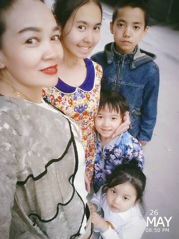 Selfie da família de Ablimit Tursun, pouco antes de chegar à Embaixada da Bélgica em Pequim, em 26 de maio.