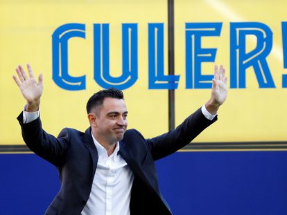 Novo treinador do FC Barcelona, ​​Xavi Hernández cumprimenta os torcedores que se reuniram nas arquibancadas do Camp Nou para assistir à cerimônia de apresentação.