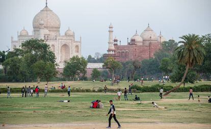 Taj Mahal (à esquerda)