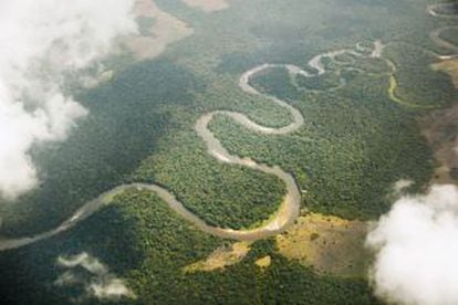Vista aérea da selva tropical na República do Congo, na África central.