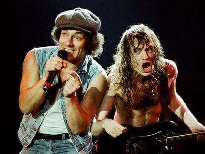 Brian Johnson e Angus Young em um show do AC/DC em Londres, em 1986.