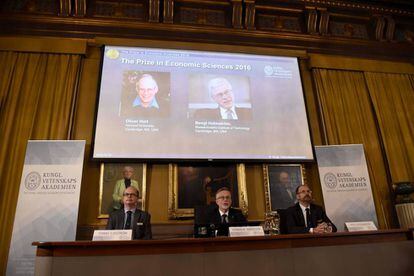 O Comitê para o Nobel de Economia com uma imagem dos premiados.