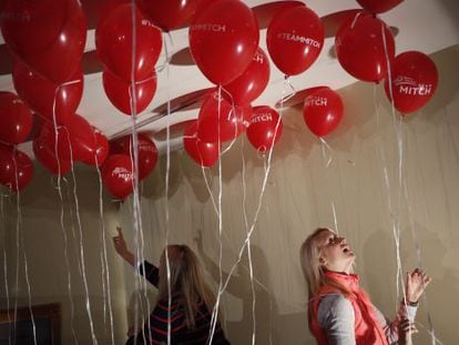 Voluntárias da campanha de Mitch McConnell decoram com balões um de seus escritórios.
