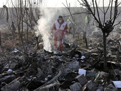 A queda do avião ucraniano no Irã, em imagens