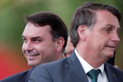 O senador Flávio e o presidente Jair Bolsonaro, em Brasília.