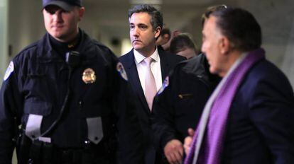 Cohen deixa o Comitê de Inteligência do Senado depois de prestar depoimento em 26 de fevereiro.