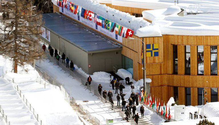 Público diante do edifício do Fórum Econômico Mundial na estação de esqui suíça de Davos, em 2018.