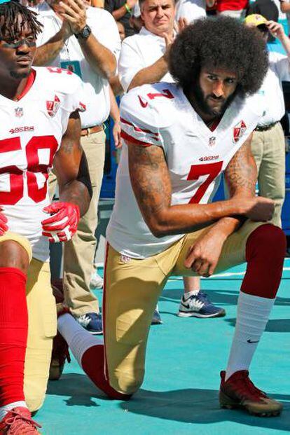 Colin Kaepernick ajoelhado durante o hino dos Estados Unidos