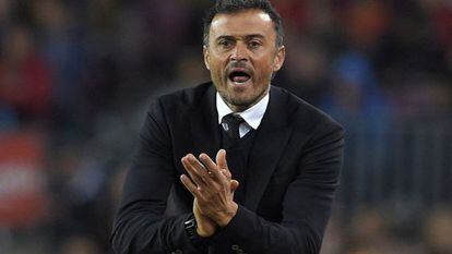 Luis Enrique grita com o time no jogo com o Eibar.