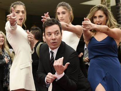 Jimmy Fallon posa junto com as Miss Golden Globes 2017, as irm&atilde;s Sistine, Scarlet e Sophia Stallone.