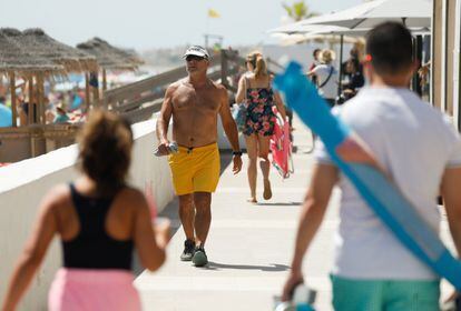 Pessoas caminham sem máscara pela orla da praia de La Manga, na região da Múrcia, na Espanha.