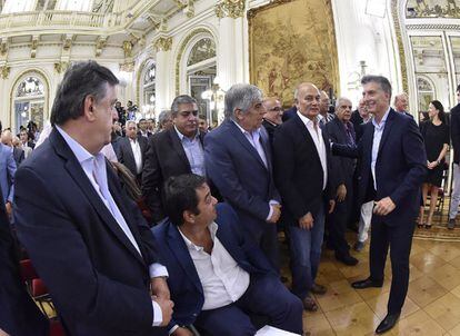 O presidente da Argentina, Mauricio Macri, com dirigentes sindicais na quinta-feira passada, após anunciar uma redução de impostos.
