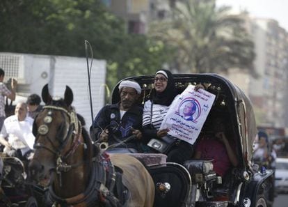Uma seguidora faz campanha por Al-Sisi neste sábado no Cairo.