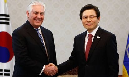 O Secretário de Estado norte-americano, Rex Tillerson, aperta a mão do presidente sul-coreano em exercício, Hwang Kyo-ah, à direita.