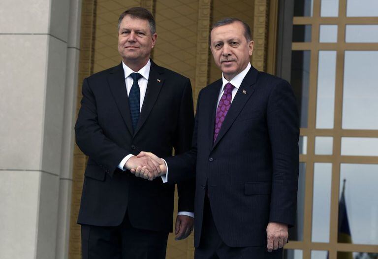 Recep Tayyip Erdogan e, à esquerda, seu colega romeno Klaus Iohannis, nesta quarta-feira em Ancara.