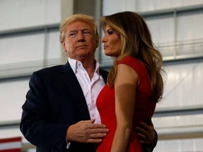 Donald e Melania Trump, neste s&aacute;bado, na Florida. 
