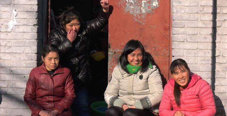 Mulheres imigrantes do bairro de Heiqiaocun.