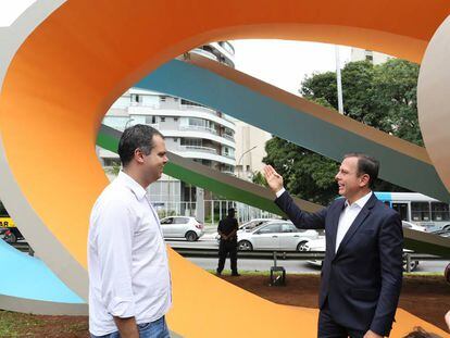 O prefeito Jo&atilde;o Doria apresenta, ao lado de seu vice, Bruno Covas, o monumento de Tomie Ohtake repintado. 