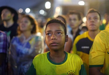 Uma criança chora na derrota do Brasil em Copacabana.