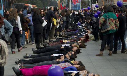 Centenas de mulheres protestam contra a violência de gênero.