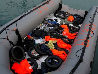 Bote cujos integrantes foram resgatados no Mediterrâneo em 15 de janeiro de 2019.